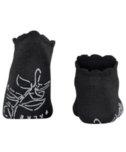 Falke Soft Elegance Women House sokker i en varm og myk ullblanding. Laget av 44% polyamid, 26% viskose, 26% ull og 4% kashmir. Under sokken er det et silikon print for bedre grep. Vaskes fint på ullprogram i vaskemaskin med vaskemiddel for ull/silke.