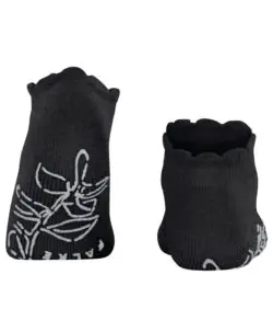 Falke Soft Elegance Women House sokker i en varm og myk ullblanding. Laget av 44% polyamid, 26% viskose, 26% ull og 4% kashmir. Under sokken er det et silikon print for bedre grep. Vaskes fint på ullprogram i vaskemaskin med vaskemiddel for ull/silke.