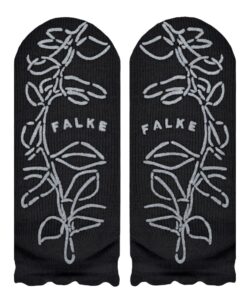 Falke Soft Elegance Women House sokker i en varm og myk ullblanding. Laget av 44% polyamid, 26% viskose, 26% ull og 4% kashmir. Under sokken er det et silikon print for bedre grep. Vaskes fint på ullprogram i vaskemaskin med vaskemiddel for ull/silke.