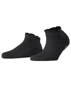 Falke Soft Elegance Women House sokker i en varm og myk ullblanding. Laget av 44% polyamid, 26% viskose, 26% ull og 4% kashmir. Under sokken er det et silikon print for bedre grep. Vaskes fint på ullprogram i vaskemaskin med vaskemiddel for ull/silke.