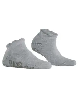 Falke Soft Elegance Women House sokker i en varm og myk ullblanding. Laget av 44% polyamid, 26% viskose, 26% ull og 4% kashmir. Under sokken er det et silikon print for bedre grep. Vaskes fint på ullprogram i vaskemaskin med vaskemiddel for ull/silke.