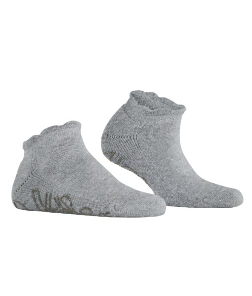 Falke Soft Elegance Women House sokker i en varm og myk ullblanding. Laget av 44% polyamid, 26% viskose, 26% ull og 4% kashmir. Under sokken er det et silikon print for bedre grep. Vaskes fint på ullprogram i vaskemaskin med vaskemiddel for ull/silke.