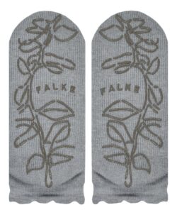 Falke Soft Elegance Women House sokker i en varm og myk ullblanding. Laget av 44% polyamid, 26% viskose, 26% ull og 4% kashmir. Under sokken er det et silikon print for bedre grep. Vaskes fint på ullprogram i vaskemaskin med vaskemiddel for ull/silke.
