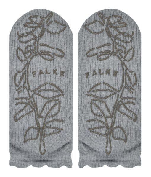 Falke Soft Elegance Women House sokker i en varm og myk ullblanding. Laget av 44% polyamid, 26% viskose, 26% ull og 4% kashmir. Under sokken er det et silikon print for bedre grep. Vaskes fint på ullprogram i vaskemaskin med vaskemiddel for ull/silke.