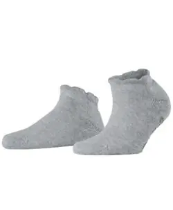 Falke Soft Elegance Women House sokker i en varm og myk ullblanding. Laget av 44% polyamid, 26% viskose, 26% ull og 4% kashmir. Under sokken er det et silikon print for bedre grep. Vaskes fint på ullprogram i vaskemaskin med vaskemiddel for ull/silke.