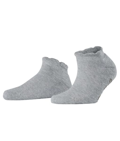 Falke Soft Elegance Women House sokker i en varm og myk ullblanding. Laget av 44% polyamid, 26% viskose, 26% ull og 4% kashmir. Under sokken er det et silikon print for bedre grep. Vaskes fint på ullprogram i vaskemaskin med vaskemiddel for ull/silke.
