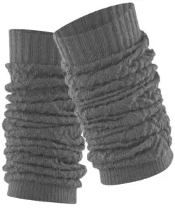 FALKE Fable Estate Women legg varmere i et nydelig fiskebensmønster. Kan også brukes som armvarmer. Laget av 74% ren ny ull, 25% polyamid og 1% elastan. Vaskes fint på ullprogram i vaskemaskin med vaskemiddel for ull/silke.