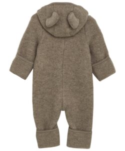 Smart og varm HUTTEliHUT dress i ullfleece. HUTTEliHUT dressen har en fast hette med en rund hodeform med små søte ører. Den har lange ermer og ben med praktiske folder opp til størrelse 80 for å holde små føtter og hender varme. Den har ribbekanter i alle åpninger. Den åpnes foran med en skjult glidelås med hakebeskyttelse. Laget av 100% merinoull.  Dette produktet er kjent for sin holdbarhet hvis det behandles riktig: Vask det kun når det er nødvendig. Velg et skånsomt ullvaskemiddel. Ikke bruk tøymykner. Velg alltid skånsom ullvask i maskin, og vreng plagget på vrangen. Bruk et lavt sentrifugeringsprogram. Form plagget mens det er vått. Bruk lunkent vann til håndvask, og unngå å vri det opp. Trykk forsiktig med et håndkle for å fjerne overflødig vann. Legg flatt på et håndkle for å tørke – ikke legg på en radiator eller i en tørketrommel.
