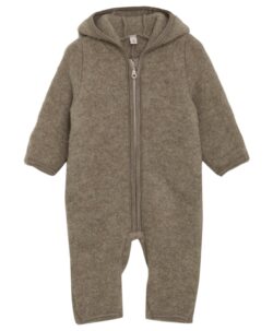 Smart og varm HUTTEliHUT dress i ullfleece. HUTTEliHUT dressen har en fast hette med en rund hodeform med små søte ører. Den har lange ermer og ben med praktiske folder opp til størrelse 80 for å holde små føtter og hender varme. Den har ribbekanter i alle åpninger. Den åpnes foran med en skjult glidelås med hakebeskyttelse. Laget av 100% merinoull.  Dette produktet er kjent for sin holdbarhet hvis det behandles riktig: Vask det kun når det er nødvendig. Velg et skånsomt ullvaskemiddel. Ikke bruk tøymykner. Velg alltid skånsom ullvask i maskin, og vreng plagget på vrangen. Bruk et lavt sentrifugeringsprogram. Form plagget mens det er vått. Bruk lunkent vann til håndvask, og unngå å vri det opp. Trykk forsiktig med et håndkle for å fjerne overflødig vann. Legg flatt på et håndkle for å tørke – ikke legg på en radiator eller i en tørketrommel.