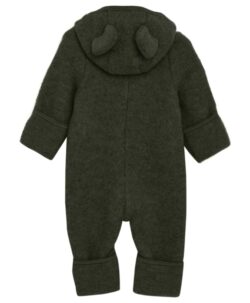 Smart og varm HUTTEliHUT dress i ullfleece. HUTTEliHUT dressen har en fast hette med en rund hodeform med små søte ører. Den har lange ermer og ben med praktiske folder opp til størrelse 80 for å holde små føtter og hender varme. Den har ribbekanter i alle åpninger. Den åpnes foran med en skjult glidelås med hakebeskyttelse. Laget av 100% merinoull.  Dette produktet er kjent for sin holdbarhet hvis det behandles riktig: Vask det kun når det er nødvendig. Velg et skånsomt ullvaskemiddel. Ikke bruk tøymykner. Velg alltid skånsom ullvask i maskin, og vreng plagget på vrangen. Bruk et lavt sentrifugeringsprogram. Form plagget mens det er vått. Bruk lunkent vann til håndvask, og unngå å vri det opp. Trykk forsiktig med et håndkle for å fjerne overflødig vann. Legg flatt på et håndkle for å tørke – ikke legg på en radiator eller i en tørketrommel.