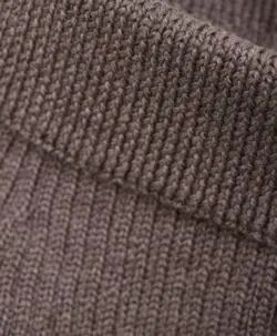 Vakker strikket halsvarmer fra HUTTEliHUT. Halsvarmeren har en bred ribbekant i halsen som går over i en V-hals, slik at barnet holder seg varmt. Laget av 100% merinoull. Dette produktet er kjent for sin holdbarhet hvis det behandles riktig: Vask det kun når det er nødvendig. Velg et skånsomt ullvaskemiddel. Ikke bruk tøymykner. Velg alltid skånsom ullvask i maskin og vreng plagget. Bruk lav sentrifugering. Form plagget mens det er vått. Bruk lunkent vann for håndvask og unngå å vri det opp. Trykk forsiktig med et håndkle for å fjerne overflødig vann. Legg plagget flatt på et håndkle for å tørke – ikke legg det på en radiator eller i en tørketrommel.
