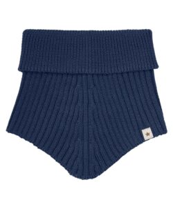Vakker strikket halsvarmer fra HUTTEliHUT. Halsvarmeren har en bred ribbekant i halsen som går over i en V-hals, slik at barnet holder seg varmt. Laget av 100% merinoull. Dette produktet er kjent for sin holdbarhet hvis det behandles riktig: Vask det kun når det er nødvendig. Velg et skånsomt ullvaskemiddel. Ikke bruk tøymykner. Velg alltid skånsom ullvask i maskin og vreng plagget. Bruk lav sentrifugering. Form plagget mens det er vått. Bruk lunkent vann for håndvask og unngå å vri det opp. Trykk forsiktig med et håndkle for å fjerne overflødig vann. Legg plagget flatt på et håndkle for å tørke – ikke legg det på en radiator eller i en tørketrommel.