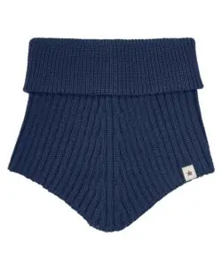 Vakker strikket halsvarmer fra HUTTEliHUT. Halsvarmeren har en bred ribbekant i halsen som går over i en V-hals, slik at barnet holder seg varmt. Laget av 100% merinoull. Dette produktet er kjent for sin holdbarhet hvis det behandles riktig: Vask det kun når det er nødvendig. Velg et skånsomt ullvaskemiddel. Ikke bruk tøymykner. Velg alltid skånsom ullvask i maskin og vreng plagget. Bruk lav sentrifugering. Form plagget mens det er vått. Bruk lunkent vann for håndvask og unngå å vri det opp. Trykk forsiktig med et håndkle for å fjerne overflødig vann. Legg plagget flatt på et håndkle for å tørke – ikke legg det på en radiator eller i en tørketrommel.