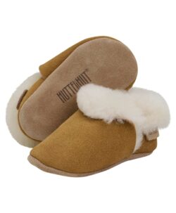 Koselige og varme HUTTEliHUT-tøfler med teddyfôr. Tøflene er laget av semsket skinn, noe som gjør dem behagelige å ta på. Perfekte for kalde dager.  Størrelsesguide (innvendige mål): str 18 = 11,1cm str 19 = 11,7cm str 20 = 12,2cm str 21 = 12,8cm str 22 = 13,5cm 