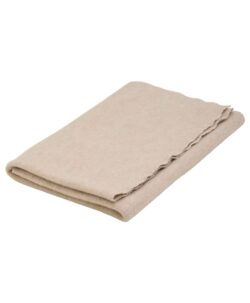 Nydelig HUTTEliHUT babyteppe laget av den mykeste ullfleecen. Størrelsen er 85x85cm.  Laget av 100% merinoull. Dette produktet er kjent for sin holdbarhet hvis det behandles riktig: Vask det kun når det er nødvendig. Velg et skånsomt ullvaskemiddel. Ikke bruk tøymykner. Velg alltid skånsom ullvask i maskin og vreng plagget. Bruk et lavt sentrifugeringsprogram. Form plagget mens det er vått. Bruk lunkent vann for håndvask og unngå å vri det opp. Trykk forsiktig med et håndkle for å fjerne overflødig vann. Legg det flatt på et håndkle for å tørke – ikke legg det på en radiator eller i en tørketrommel.