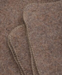 Nydelig HUTTEliHUT babyteppe laget av den mykeste ullfleecen. Størrelsen er 85x85cm.  Laget av 100% merinoull. Dette produktet er kjent for sin holdbarhet hvis det behandles riktig: Vask det kun når det er nødvendig. Velg et skånsomt ullvaskemiddel. Ikke bruk tøymykner. Velg alltid skånsom ullvask i maskin og vreng plagget. Bruk et lavt sentrifugeringsprogram. Form plagget mens det er vått. Bruk lunkent vann for håndvask og unngå å vri det opp. Trykk forsiktig med et håndkle for å fjerne overflødig vann. Legg det flatt på et håndkle for å tørke – ikke legg det på en radiator eller i en tørketrommel.