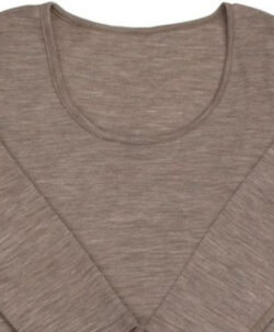 Nattkjole til dame fra danske Joha med lange ermer i en myk og stretchy ullkvalitet av 85% merinoull og 15% silke. Kan maskinvaskes på ullprogram 40°C. Produsert i Europa. Sertifisert med OEKO-TEX® Standard 100 og Woolmark Wool Rich Blend.