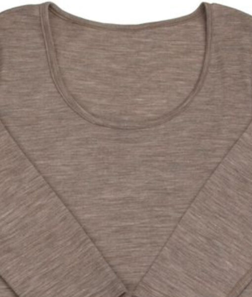 Nattkjole til dame fra danske Joha med lange ermer i en myk og stretchy ullkvalitet av 85% merinoull og 15% silke. Kan maskinvaskes på ullprogram 40°C. Produsert i Europa. Sertifisert med OEKO-TEX® Standard 100 og Woolmark Wool Rich Blend.
