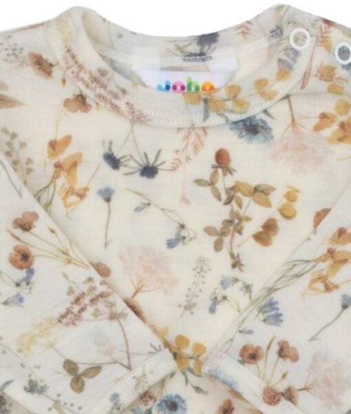Body fra Joha i en myk og luftig ullkvalitet laget av 100% merinoull. Søte puffermer. Kan maskinvaskes på ullprogram 40°C. Produsert i Europa. Sertifisert med OEKO-TEX® Standard 100 og Woolmark Pure New Wool.