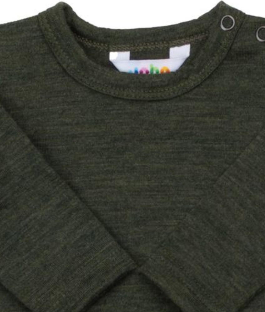 Body fra Joha i 100% ren ny merinoull. Stødig og fin kvalitet. Kan maskinvaskes på ullprogram 40°C. Produsert i Europa. Sertifisert med Standard 100 fra OEKO-TEX® og Woolmark Pure New Wool.