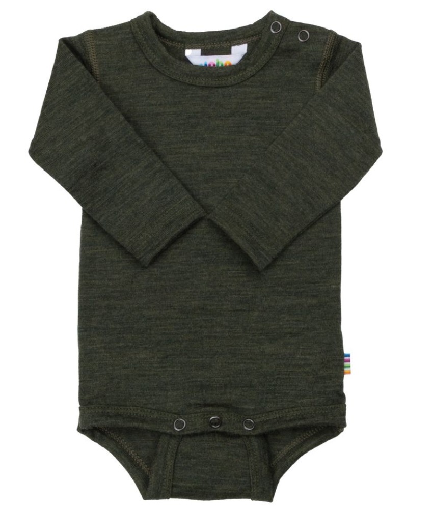Body fra Joha i 100% ren ny merinoull. Stødig og fin kvalitet. Kan maskinvaskes på ullprogram 40°C. Produsert i Europa. Sertifisert med Standard 100 fra OEKO-TEX® og Woolmark Pure New Wool.