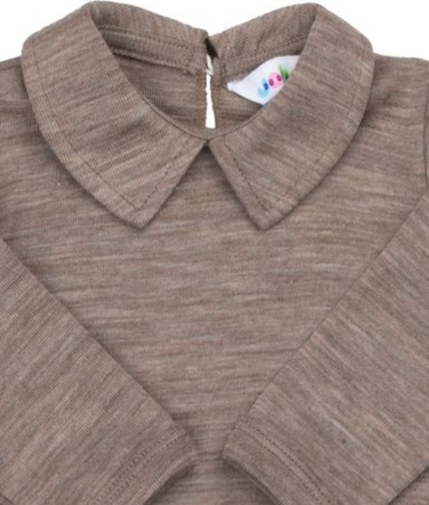 Body fra Joha med krage i en myk og litt luftigere ullkvalitet laget av 85% merinoull og 15% silke. Kan maskinvaskes på ullprogram 40°C. Produsert i Europa. Sertifisert med OEKO-TEX® Standard 100 og Woolmark Wool Rich Blend.