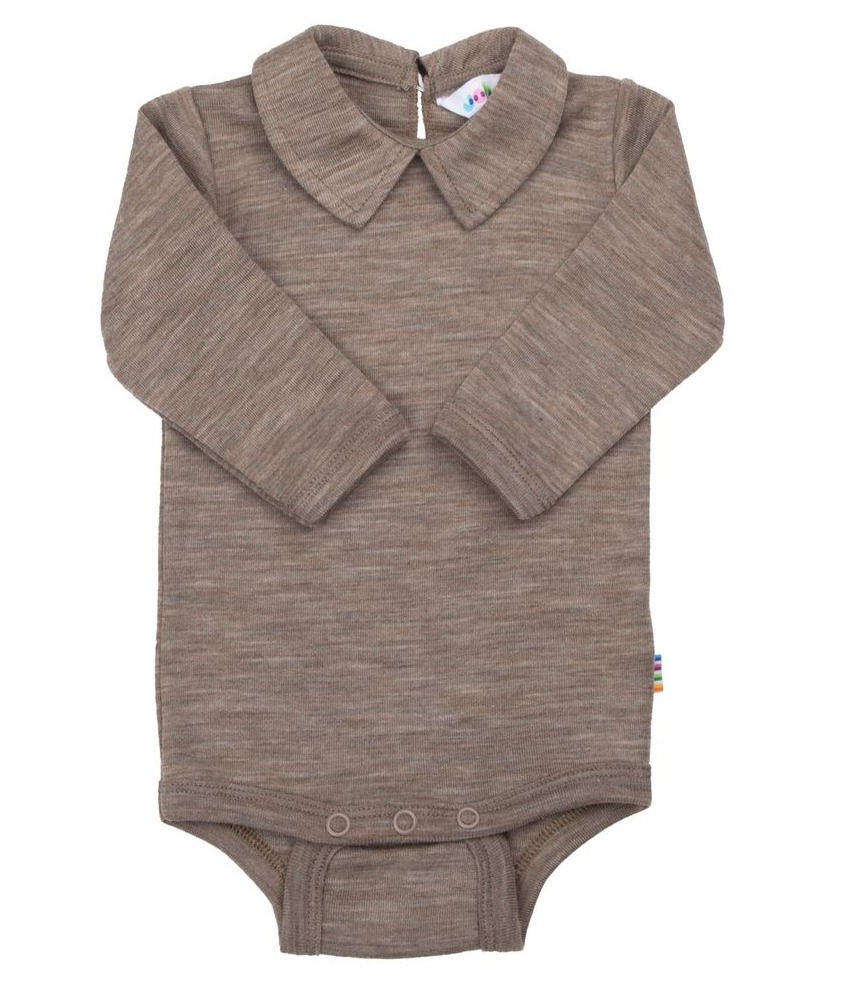 Body fra Joha med krage i en myk og litt luftigere ullkvalitet laget av 85% merinoull og 15% silke. Kan maskinvaskes på ullprogram 40°C. Produsert i Europa. Sertifisert med OEKO-TEX® Standard 100 og Woolmark Wool Rich Blend.