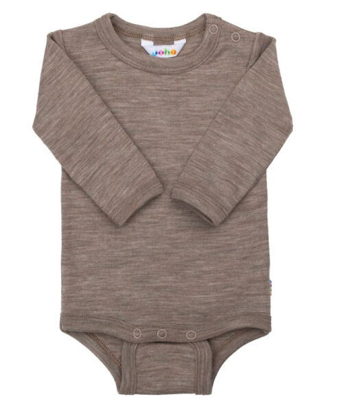 Body fra Joha i en myk og litt luftigere ullkvalitet laget av 85% merinoull og 15% silke. Kan maskinvaskes på ullprogram 40°C. Produsert i Europa. Sertifisert med OEKO-TEX® Standard 100 og Woolmark Wool Rich Blend.