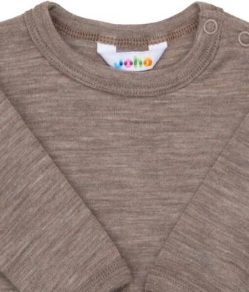 Body fra Joha i en myk og litt luftigere ullkvalitet laget av 85% merinoull og 15% silke. Kan maskinvaskes på ullprogram 40°C. Produsert i Europa. Sertifisert med OEKO-TEX® Standard 100 og Woolmark Wool Rich Blend.