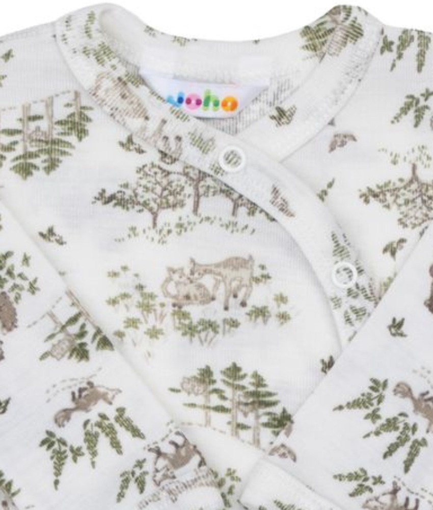 Omslagsbody fra Joha i en myk og luftig ull/silke kvalitet laget av 85% merinoull og 15% silke. Dette er en ullkvalitet som er fin å bruke året rundt. Kan maskinvaskes på ullprogram 40°C. Produsert i Europa. Sertifiseringer: OEKO-TEX® Standard 100 og Woolmark Wool Rich Blend.