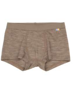 Boxer shorts fra Joha i en myk og luftig ull/silke kvalitet laget av 85% merinoull og 15% silke. Dette er en ullkvalitet som er fin å bruke året rundt. Kan maskinvaskes på ullprogram 40°C. Produsert i Europa. Sertifiseringer: OEKO-TEX® Standard 100 og Woolmark Wool Rich Blend.