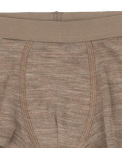 Boxer shorts fra Joha i en myk og luftig ull/silke kvalitet laget av 85% merinoull og 15% silke. Dette er en ullkvalitet som er fin å bruke året rundt. Kan maskinvaskes på ullprogram 40°C. Produsert i Europa. Sertifiseringer: OEKO-TEX® Standard 100 og Woolmark Wool Rich Blend.