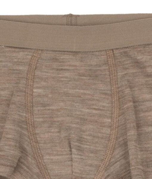 Boxer shorts fra Joha i en myk og luftig ull/silke kvalitet laget av 85% merinoull og 15% silke. Dette er en ullkvalitet som er fin å bruke året rundt. Kan maskinvaskes på ullprogram 40°C. Produsert i Europa. Sertifiseringer: OEKO-TEX® Standard 100 og Woolmark Wool Rich Blend.