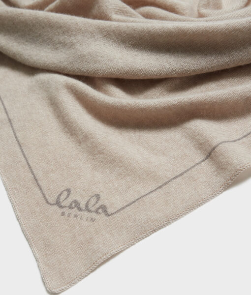 Lala Berlin Triangle Solid Logo M dune beige - Image 2