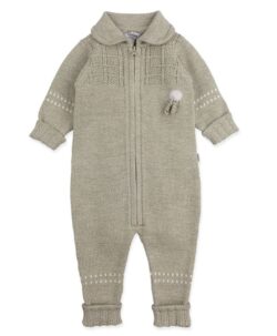 Lillelam classic sparkedress i 100% merinoull av fineste kvalitet. Denne dressen er en av bestselgerne til Lillelam og det skjønner vi godt. Dressen er passe tykk så den passer fint som trille- eller kjøredress. Den praktiske glidelåsen gjør at den lett taes av og på. Ermer og ben kan brettes ned når barnet vokser. Sertifisert med Standard 100 fra OEKO-TEX® og Woolmark Pure New Wool. Kan maskinvaskes på 40° C ullvask.