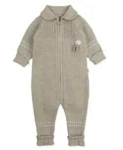 Lillelam classic sparkedress i 100% merinoull av fineste kvalitet. Denne dressen er en av bestselgerne til Lillelam og det skjønner vi godt. Dressen er passe tykk så den passer fint som trille- eller kjøredress. Den praktiske glidelåsen gjør at den lett taes av og på. Ermer og ben kan brettes ned når barnet vokser. Sertifisert med Standard 100 fra OEKO-TEX® og Woolmark Pure New Wool. Kan maskinvaskes på 40° C ullvask.