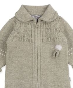 Lillelam classic sparkedress i 100% merinoull av fineste kvalitet. Denne dressen er en av bestselgerne til Lillelam og det skjønner vi godt. Dressen er passe tykk så den passer fint som trille- eller kjøredress. Den praktiske glidelåsen gjør at den lett taes av og på. Ermer og ben kan brettes ned når barnet vokser. Sertifisert med Standard 100 fra OEKO-TEX® og Woolmark Pure New Wool. Kan maskinvaskes på 40° C ullvask.