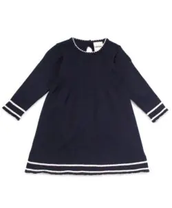 Nydelig kjole i marineblå med lange ermer og fine detaljer. Perfekt til 17.mai eller andre feiringer. Kjempesøt sammen med knestrømper eller blondesokker. Kjolen er i den tynneste kvaliteten til Lillelam. Kan vaskes i maskin på 40° C ullprogram. Bruk vaskemiddel for ull og vask sammen med like farger.