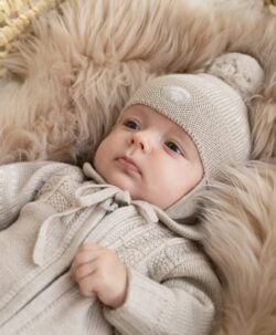 Lillelam classic lue i 100% merinoull av fineste kvalitet. Praktisk lue med knyting og god passform som varmer små ører godt. Sertifisert med Standard 100 fra OEKO-TEX® og Woolmark Pure New Wool. Kan maskinvaskes på 40° C ullvask.