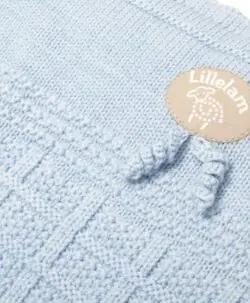 Lillelam classic pledd i 100% merinoull av beste kvalitet. Stort, deilig og mykt pledd som er utrolig anvendelig. Teppet kan brukes både i vogn, bil, babyseng og som sengeteppe i barnesengen etter spedbarnsstadiet. Størrelsen på pleddet er 80 x 105 cm. Sertifisert med Standard 100 fra OEKO-TEX® og Woolmark Pure New Wool. Kan maskinvaskes på 40° C ullvask.