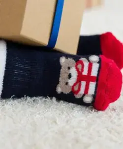 Myke sokker i merinoull frottè med søtt julemotiv fra Lillelam. Produktet kan maskinvaskes på 40° C ullvask med vaskemiddel for ull. Laget av 85% merinoull, 13% polyamid og 2% elastan.