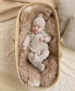 Lillelam classic sparkedress i 100% merinoull av fineste kvalitet. Denne dressen er en av bestselgerne til Lillelam og det skjønner vi godt. Dressen er passe tykk så den passer fint som trille- eller kjøredress. Den praktiske glidelåsen gjør at den lett taes av og på. Ermer og ben kan brettes ned når barnet vokser. Sertifisert med Standard 100 fra OEKO-TEX® og Woolmark Pure New Wool. Kan maskinvaskes på 40° C ullvask.