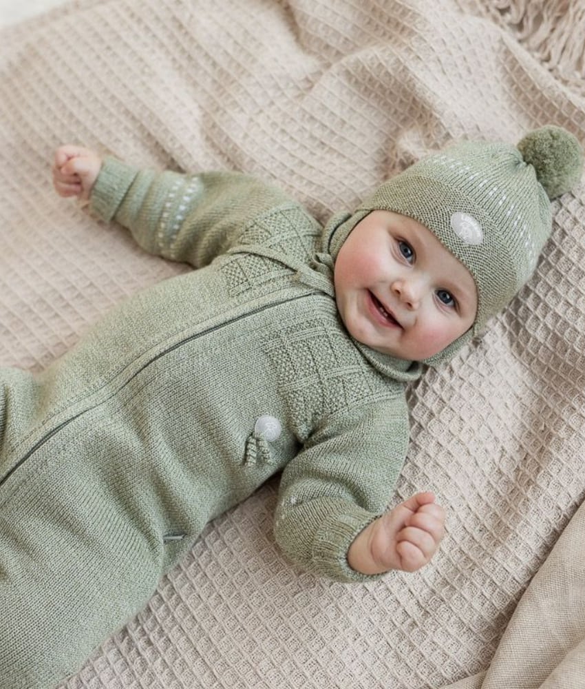 Lillelam classic sparkedress i 100% merinoull av fineste kvalitet. Denne dressen er en av bestselgerne til Lillelam og det skjønner vi godt. Dressen er passe tykk så den passer fint som trille- eller kjøredress. Den praktiske glidelåsen gjør at den lett taes av og på. Ermer og ben kan brettes ned når barnet vokser. Sertifisert med Standard 100 fra OEKO-TEX® og Woolmark Pure New Wool. Kan maskinvaskes på 40° C ullvask.