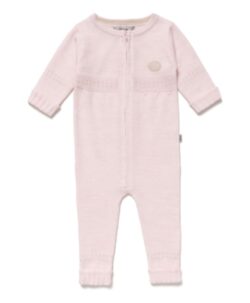 Lillelam classic tynn sparkedress i 100% merinoull er en helårs favoritt. Praktisk glidelås og brettekanter på ermer og ben, så man har litt å vokse i. Sertifisert med Standard 100 fra OEKO-TEX® og Woolmark Pure New Wool. Kan maskinvaskes på 40° C ullvask.