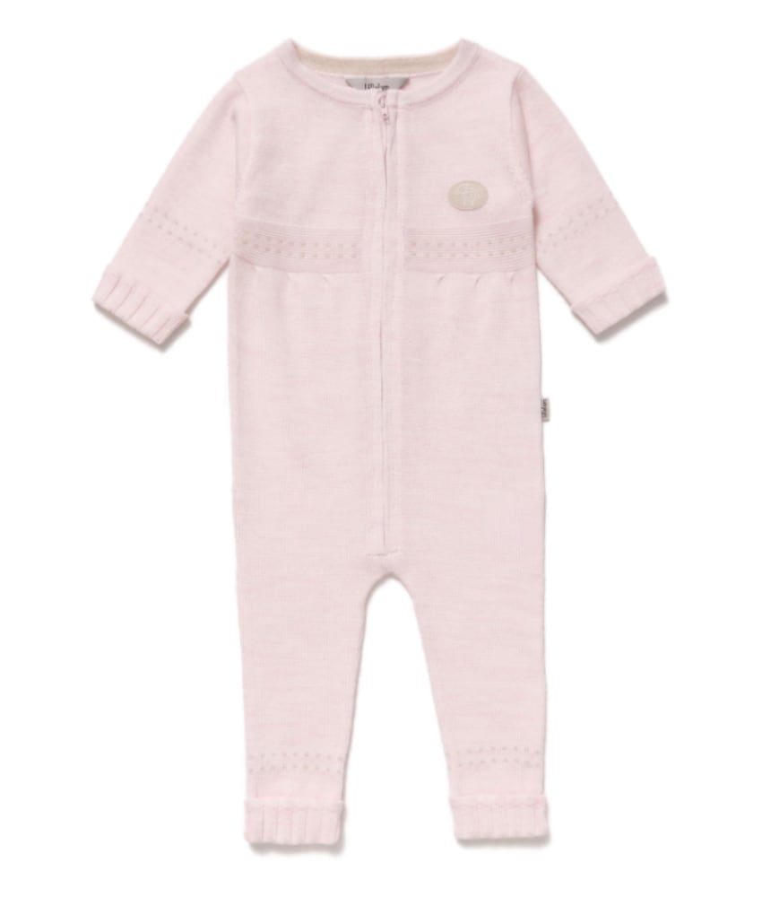 Lillelam classic tynn sparkedress i 100% merinoull er en helårs favoritt. Praktisk glidelås og brettekanter på ermer og ben, så man har litt å vokse i. Sertifisert med Standard 100 fra OEKO-TEX® og Woolmark Pure New Wool. Kan maskinvaskes på 40° C ullvask.