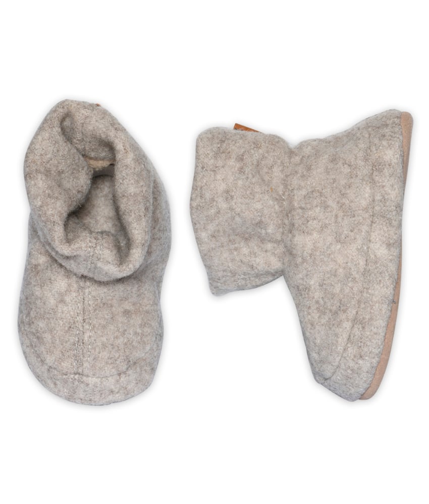 Myke, varme og praktiske ulltøfler fra danske Melton. Overdelen og sålen inni er laget av 100% myk tovet ull. Undersiden er laget av 100% semsket skinn som gjør at føttene får godt feste. Tøflene har en elastisk åpning som gjør det lett for barnet å ta de av og på seg. Disse kan brukes både til de minste i f.eks bilstol, bæresele eller til de litt litt større som tøfler i barnehagen.