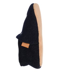 Litt små i størrelsen Myke, varme og praktiske ulltøfler fra danske Melton. Overdelen og sålen inni er laget av 100% myk tovet ull. Undersiden er laget av 100% semsket skinn som gjør at føttene får godt feste. Praktiske med den gode borrelåsen så foten kommer lett ned i tøffelen samtidig som de sitter utrolig godt når den lukkes. Disse kan brukes både til de minste i f.eks bilstol, bæresele eller til de litt litt større som tøfler i barnehagen. Størrelsesguide: Str. 16-19 (ca 3-6 mnd) Str. 20-21 (ca 6-12 mnd) Str. 22-23 (ca 12-18 mnd) Str. 23-24 (ca 18-24 mnd) Str. 24-25 (ca 2-3 år)