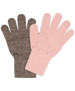 Myke og varme vanter fra Melton med en elastisk ribbekant som gjør at vantene sitter godt på hendene. Laget av en myk og god blanding i 45% akryl, 40% ull, 10% polyester og 5% elastan.