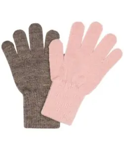Myke og varme vanter fra Melton med en elastisk ribbekant som gjør at vantene sitter godt på hendene. Laget av en myk og god blanding i 45% akryl, 40% ull, 10% polyester og 5% elastan.