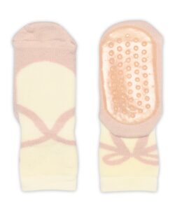 Supre antiskli sokker/tøfler i ull fra mp Denmark. Det er gummi under hele sålen så de små ikke sklir. Dette er supre sokker/tøfler til bruk i barnehagen. Laget av 80% superwash ull, 17% polyamid og 3% elastan. Vaskes på ullprogram i vaskemaskinen med vaskemiddel for ull/silke. Det anbefales å vaske sokkene på vrangen, så holder de seg fine lengre. Sertifisert med Standard 100 fra OEKO-TEX®